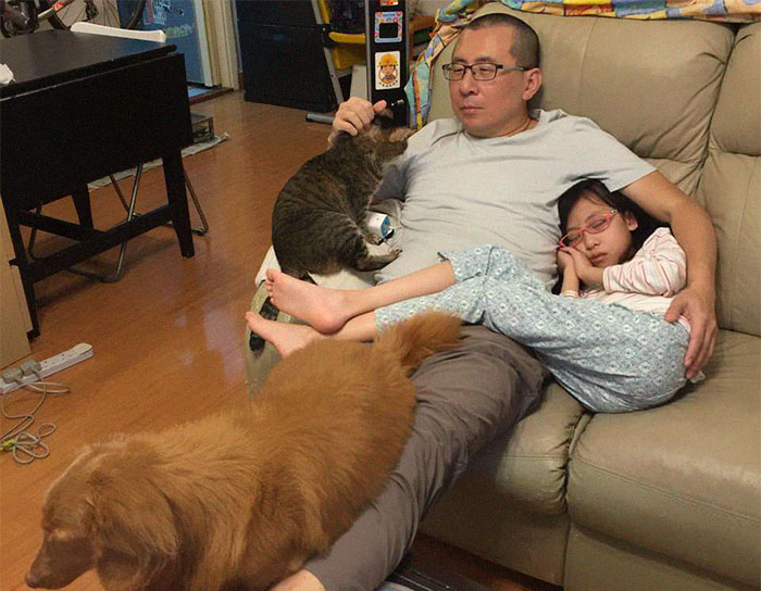 Father, Daughter And Pets Take The Same Photo For 10 Years, And It’s Bizarre How Little Things Actually Change