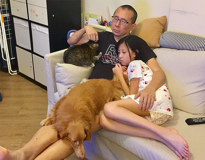 Father, Daughter And Pets Take The Same Photo For 10 Years, And It’s Bizarre How Little Things Actually Change