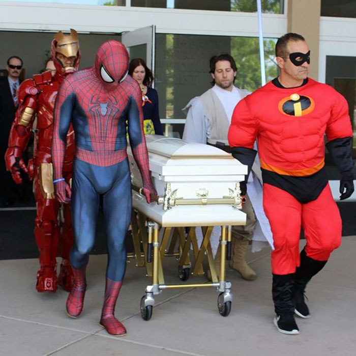 Ricky Mena mengunjungi anak-anak di rumah sakit 