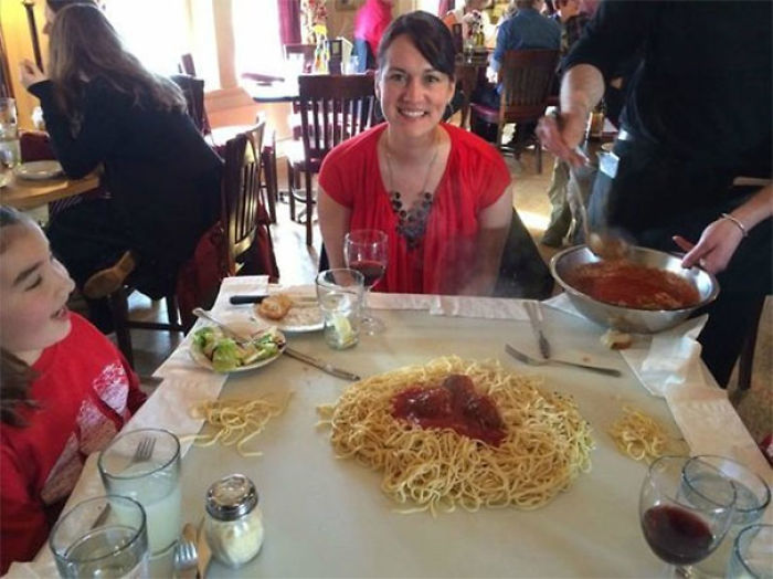 Espaguetis para todos servidos sobre la mesa