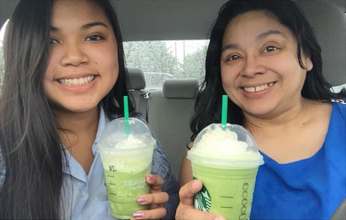 This Girl Has Been Taking The Same Photos With Her Mom For 4 Years, But The Last Pic Broke Everyone's Hearts