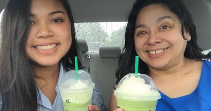This Girl Has Been Taking The Same Photos With Her Mom For 4 Years, But The Last Pic Broke Everyone’s Hearts