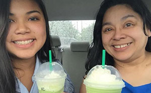 This Girl Has Been Taking The Same Photos With Her Mom For 4 Years, But The Last Pic Broke Everyone's Hearts