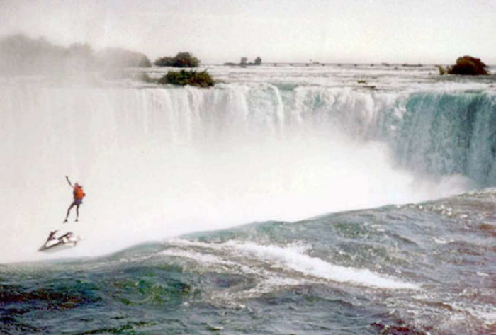Robert Overcracker, doble de riesgo, conduciendo una moto acuática sobre las cataratas del Niágara en 1995, para sensibilizar sobre la indigencia. La foto se hizo justo antes de que le fallara el paracaídas y cayera hacia su muerte