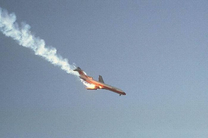En 1978, el vuelo 182 de Pacific Southwest chocó contra una pequeña avioneta privada y cayó del cielo. Esta foto es del avión justo antes de chocar contra el suelo
