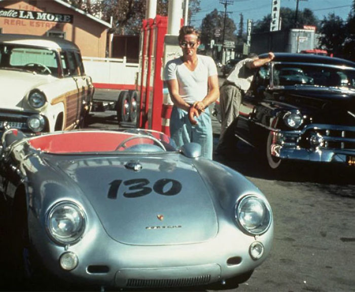 James Dean poniendo gasolina a su coche poco antes de chocarse y morir. Se dice que el coche está maldito y que estuvo envuelto en más muertes accidentales hasta su desaparición en los años 60.
