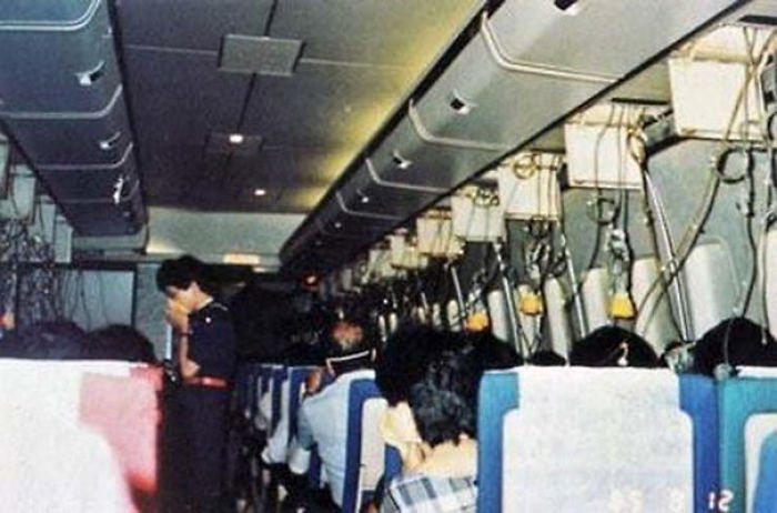 Foto recuperada del vuelo 123 de Japan Airlines tras precipitarse. De 520 personas a bordo, solo 4 sobrevivieron