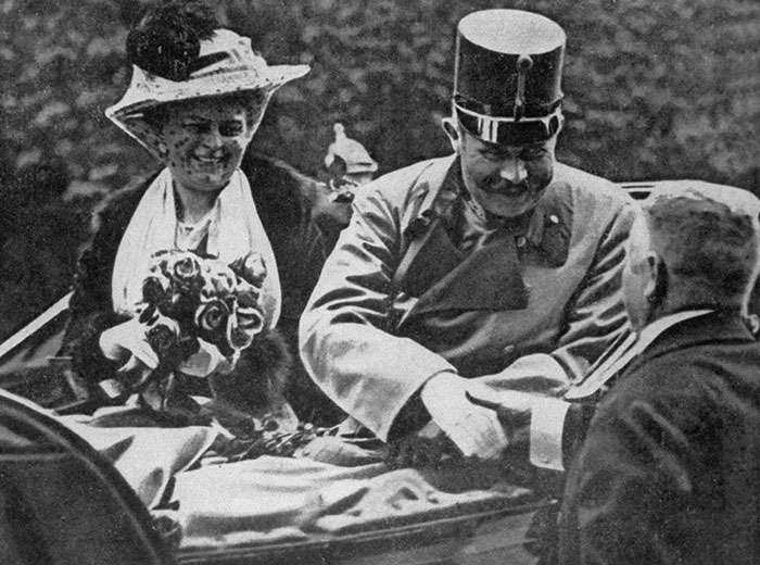 El archiduque Ferdinando y su esposa Sofía una hora antes de ser asesinados a tiros por el nacionalista serbio Gavrilo Princip. Esto fue el detonante de la 1ª Guerra Mundial