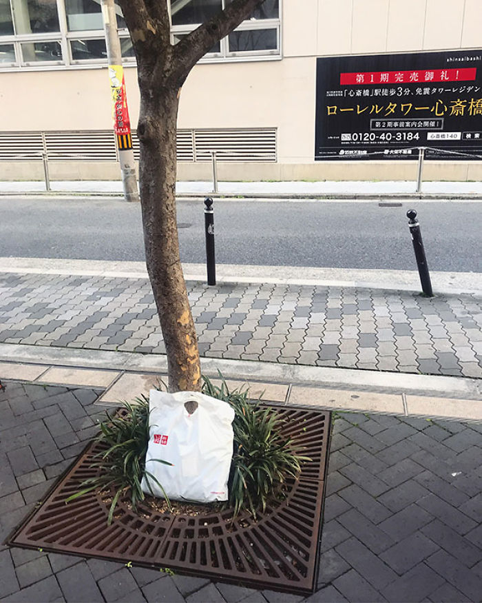 Se me cayó en la calle en Osaka una bolsa con compras, cuando volví más tarde a buscarla, la habían puesto junto a un árbol, sin llevarse nada