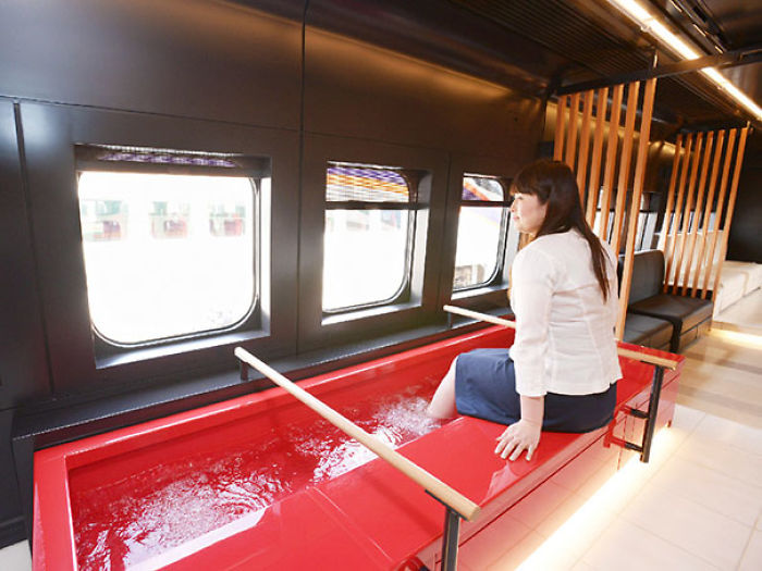 El tren Toreiyu Tsubasa está equipado con baños para pies para disfrutar de un viaje relajante