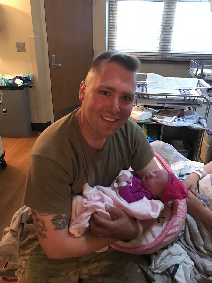 Este soldado no llegaba a tiempo para el nacimiento de su hija, y algo inesperado ocurrió en medio del aeropuerto