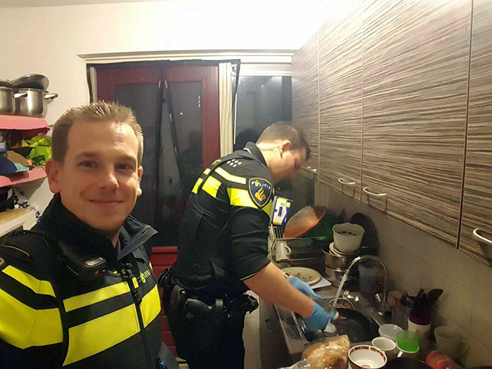 After A Woman Was Taken To The Hospital With Hypoglycemia (Low Bloodsugar), Two Policemen Stayed Behind To Prepare Dinner For The Five Kids Who Were Still In The House. Afterwards, They Also Did The Dishes