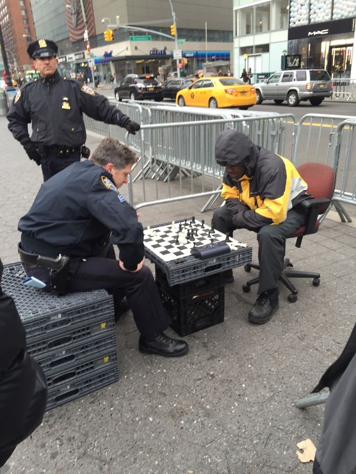 Dos hombres jugando al ajedrez en pleno Nueva York
