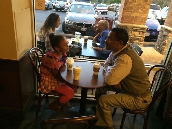 Hice una foto a padre e hija en un café y detrás están ellos dentro de 10 años