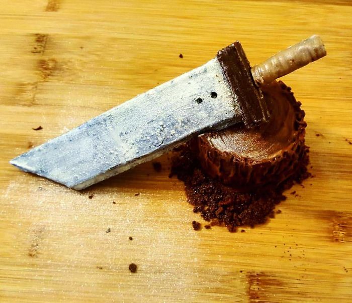 Espada de chocolate con tronco de rollito suizo