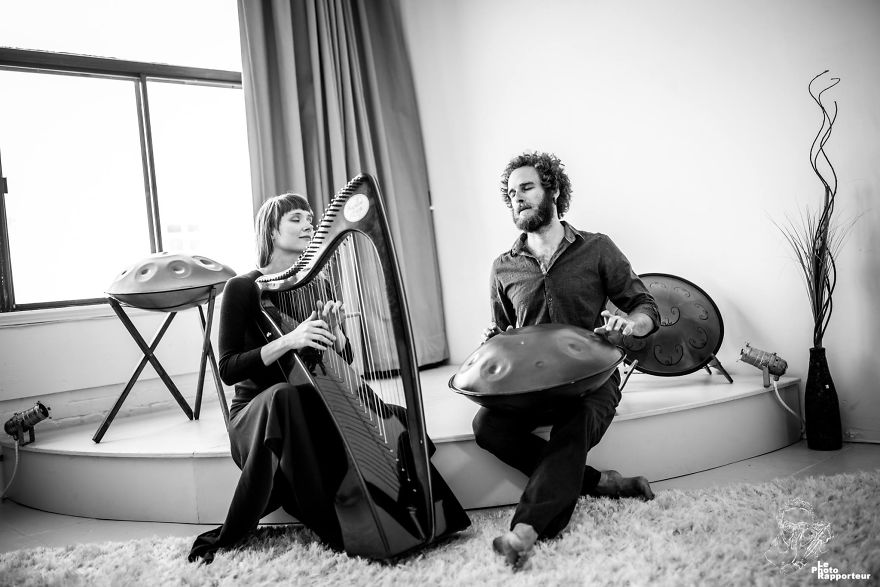 On Monday, May 14th 2018 At 2:53pm, Two Musicians Got Carried Away By The Bewitching Sound Of The Mingling Notes Of A Harp And A Handpan