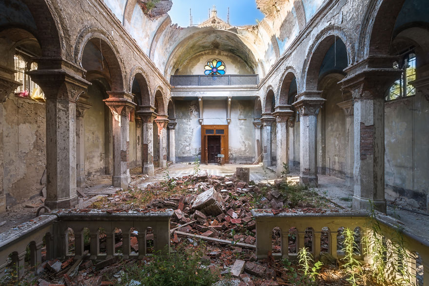 15 Photos Of Abandoned Houses Of God