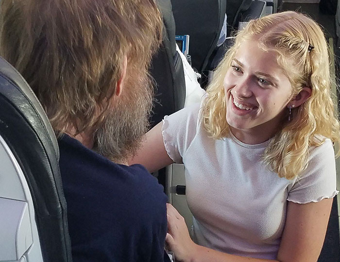 A Dyslexic 15-Year-Old Girl Finds A Way To Have A Conversation With A Deaf And Blind Man On A Plane And It’s Heartwarming