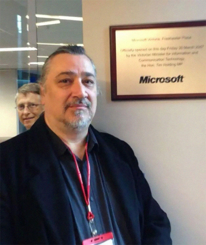 Este hombre quiso hacerse una foto con el cartel de Microsoft y entonces Bill Gates apareció en la foto