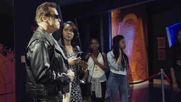 Arnold Schwarzenegger gasta una broma a los fans disfrazándose de la figura de cera de Terminator