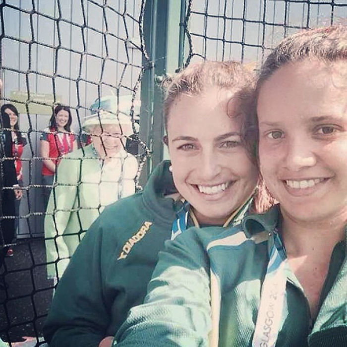 La reina Isabel uniéndose al selfie de la jugadora australiana de hockey sobre hierba Jayde Taylor
