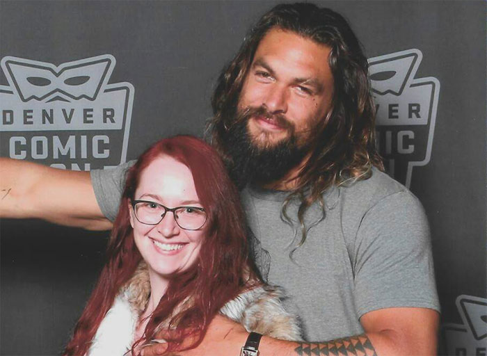 Husband Refuses To Stay Out Of His Wife’s Picture With Jason Momoa, And The Final Pic Will Make You Laugh