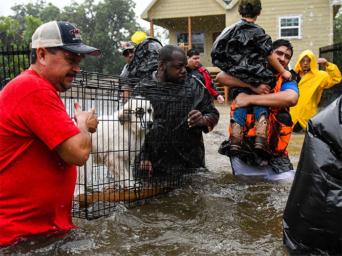 Voluntarios ayudando a evacuar a las víctimas de la inundación en Houston