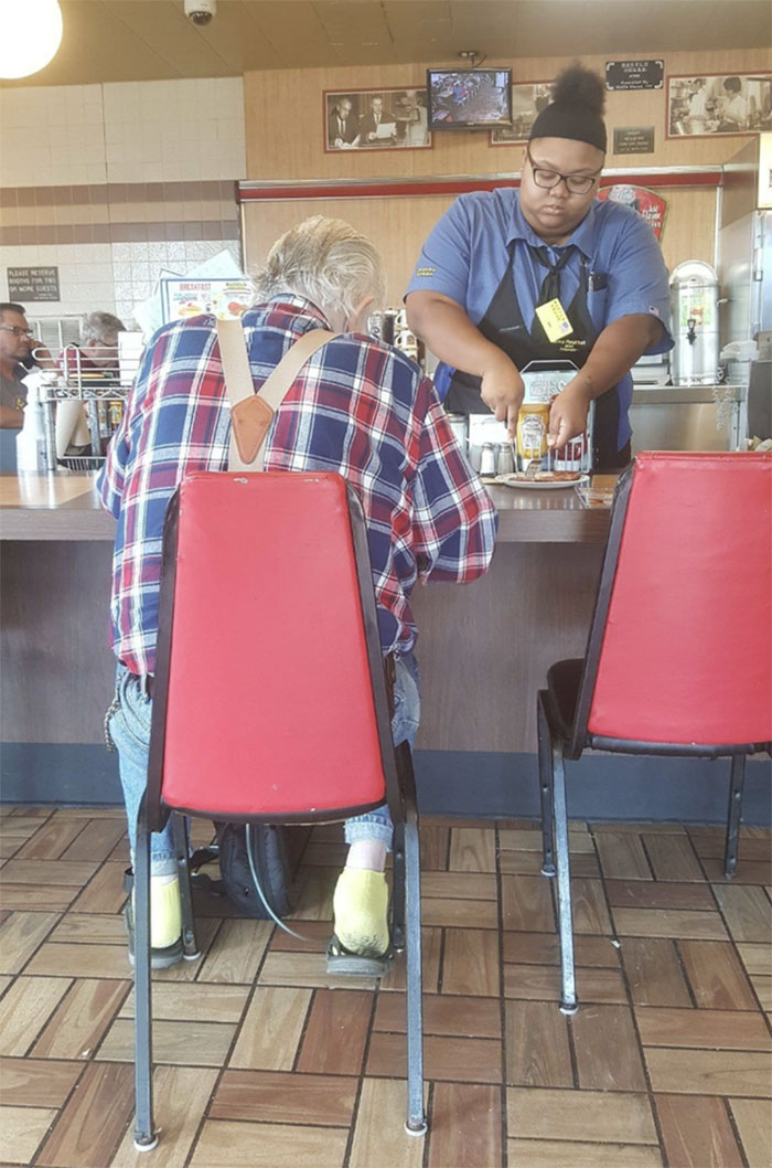 Este anciano con oxígeno le dijo a la camarera que no le funcionaban muy bien las manos, ella sin dudarlo le empezó a cortar la comida