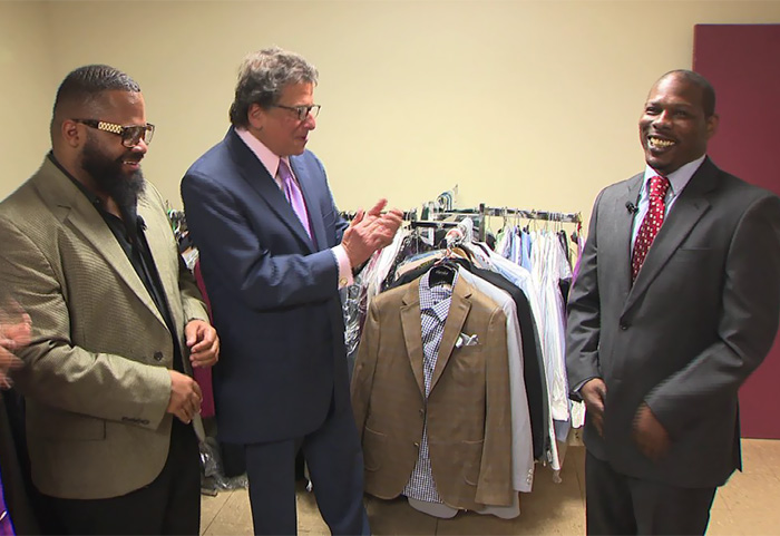 ‘100 Suits’ es una ONG que les da un traje nuevo y una oportunidad a hombres que salen de prisión
