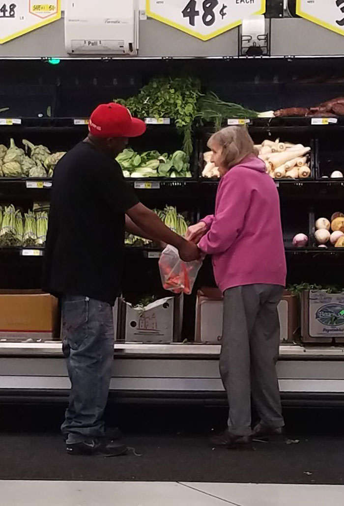Esta anciana tenía problemas para meter cosas en la bolsa, así que fue a ayudarla sosteniendo la bolsa abierta