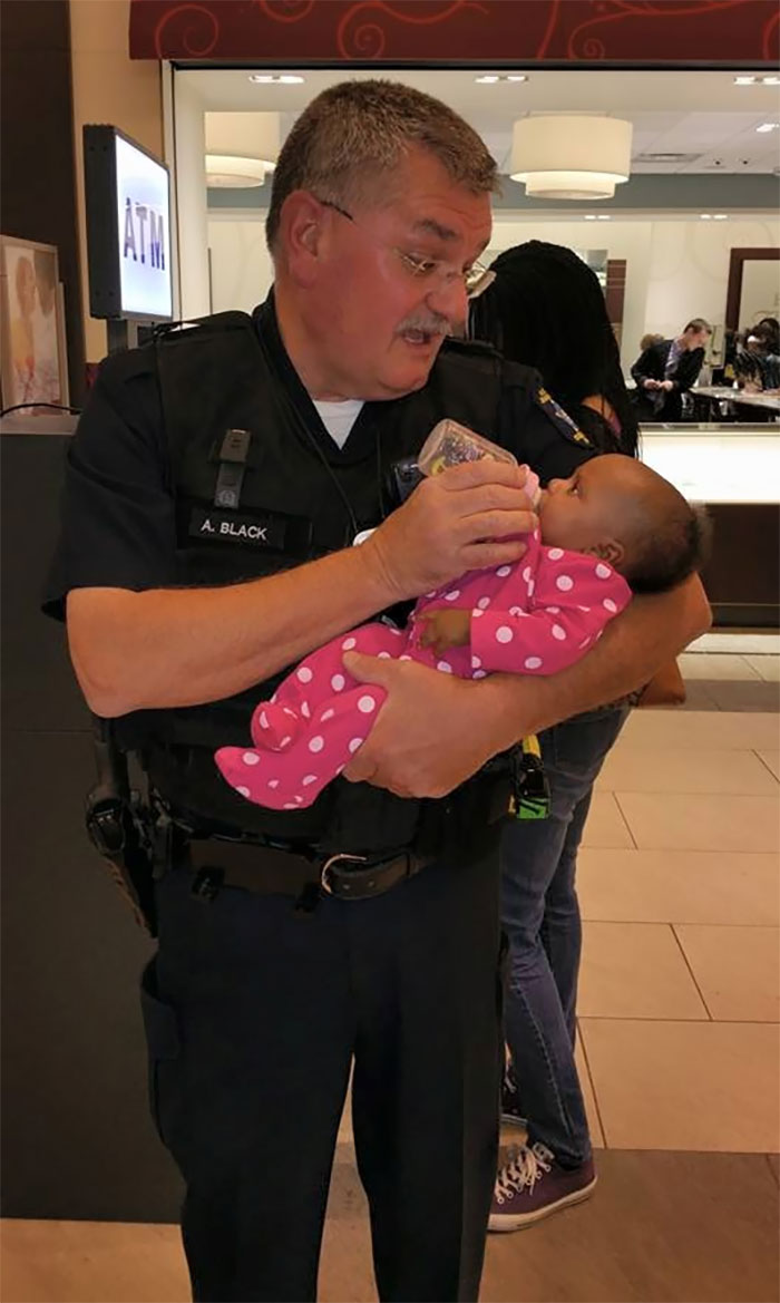 Los paramédicos estaban ayudando a subir a la madre a una camilla, y este policía se ocupó de alimentar al bebé