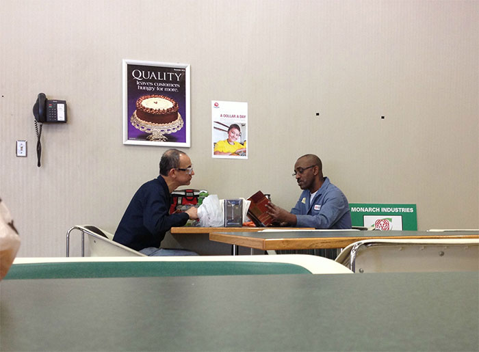 Durante la comida, este hombre le lee a otro que no puede