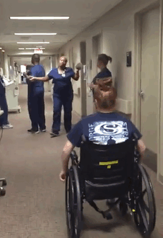 Enfermera que iba a abrazar a una antigua paciente y se llevó una sorpresa