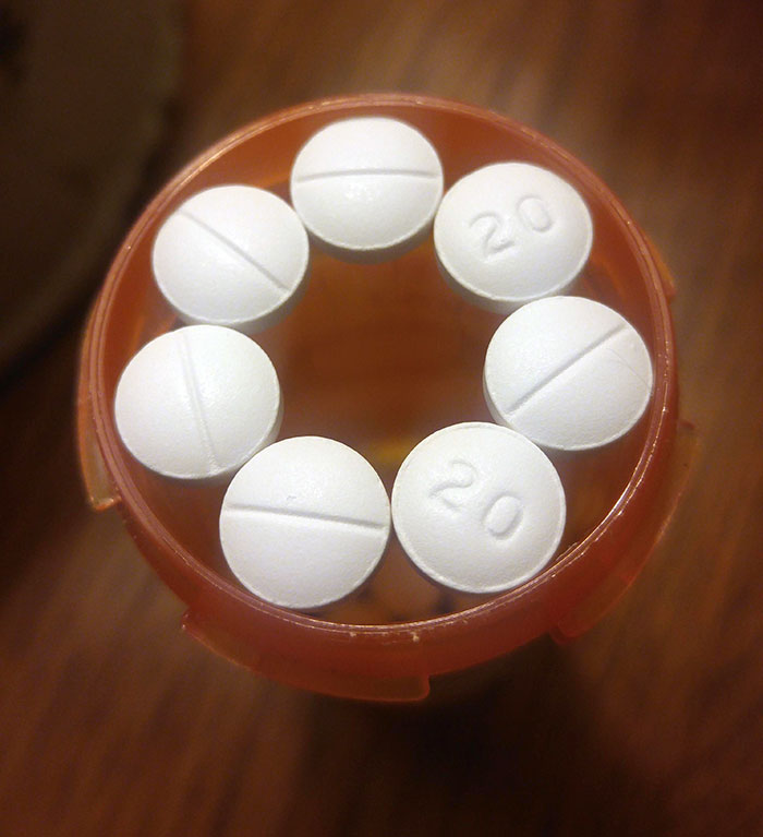 I Opened My Medication And Found 7 Pills Perfectly Stuck At The Top
