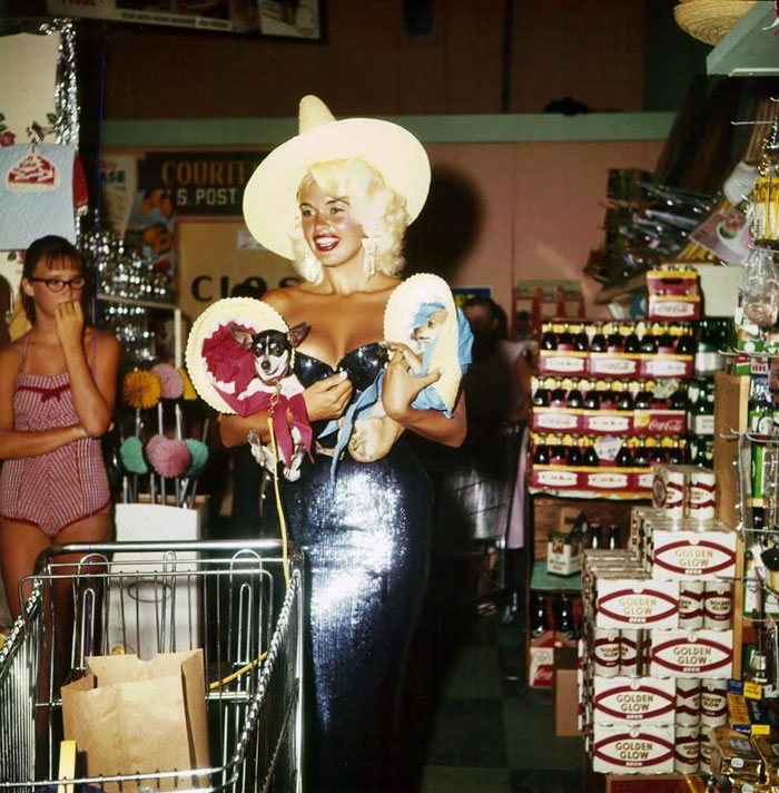 Jayne Mansfield, tienda de comestibles en Las Vegas, 1959