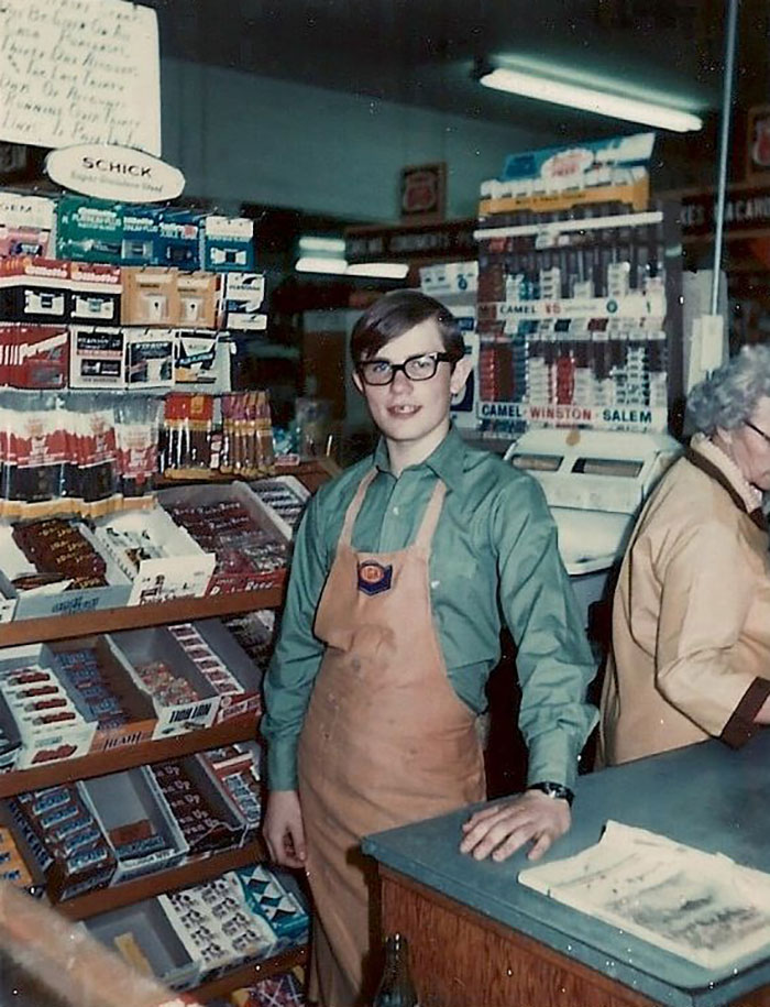 Box-Boy en una pequeÃ±a tienda de comestibles rural en el sureste de Idaho, 1972