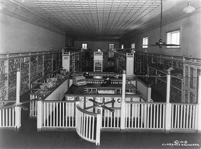 Interior Of The Original Piggly Wiggly Self-Service Grocery Store, Memphis, Tennessee. The First Self Service Grocery Store, Opened 1916. Picture From 1918