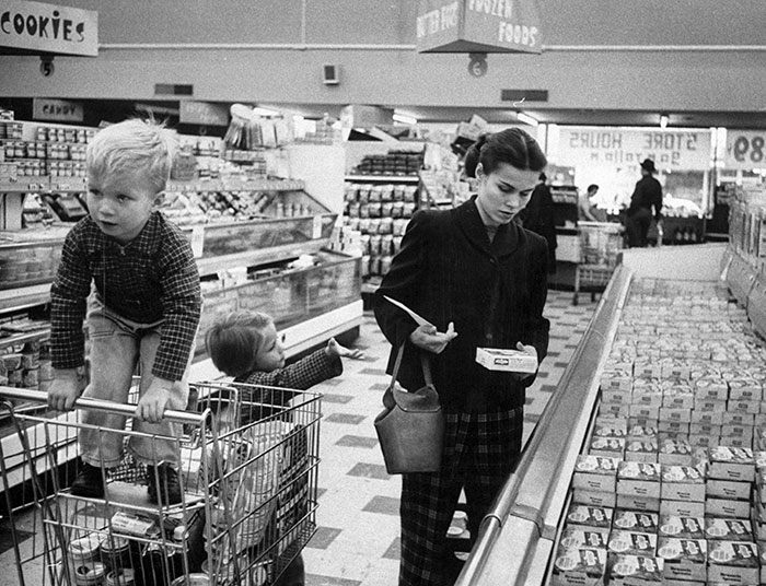La madre trabajadora Jennie Magill comprando con sus hijos en el supermercado, 1956