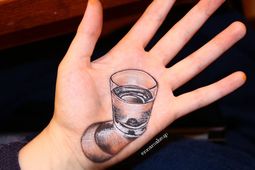 Girl On A Wheelchair Paints Her Hands With 3d Effects