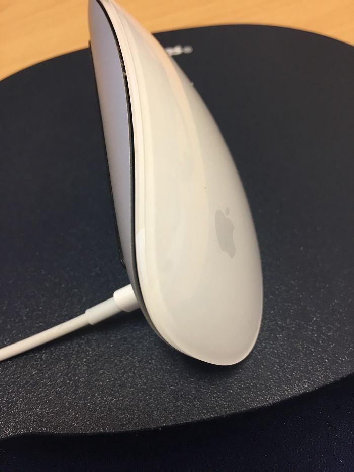 Si estás cargando este ratón de Apple, no lo puedes usar mientras, porque...
