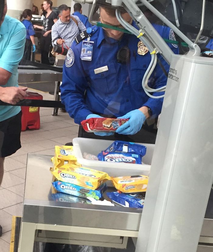 Una persona intentaba llevarse 50 cajas de galletas en el aeropuerto de Orlando y lo trataron como un señor de la droga