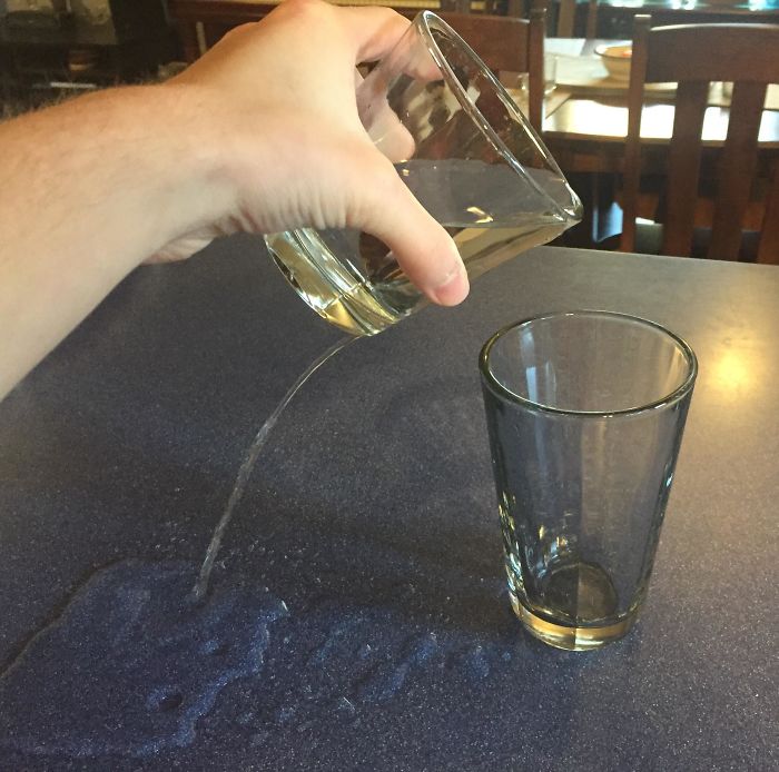 Cuando el agua se pega al borde del vaso
