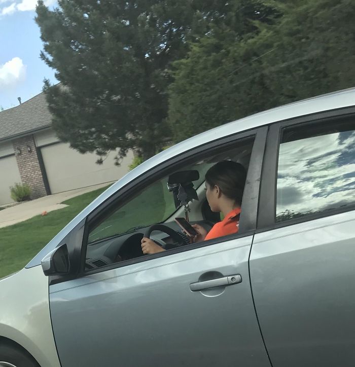 Conduciendo a 65 km/h y mirando snapchat. Había un niño en el asiento del pasajero. Cada vez veo a más gente haciendo esto. (Foto hecha por un pasajero)