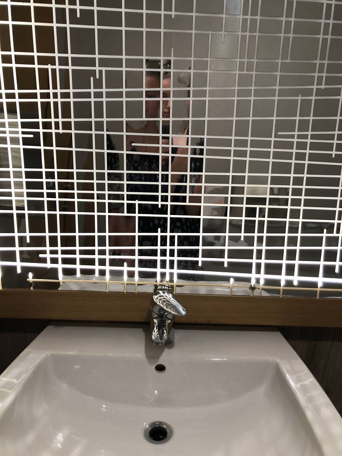Espejo en el baño de un bar en Italia