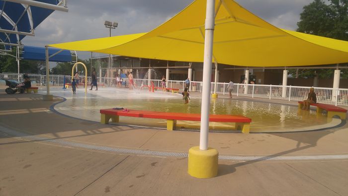 La cubierta de la piscina infantil es amarilla y ahora parece que está llena de meados