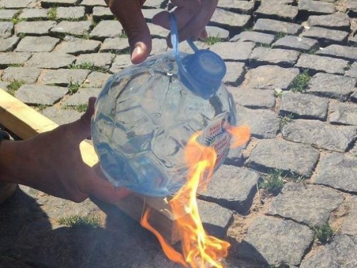 Esta botella de agua en forma de balón de fútbol por el Mundial de Rusia, se convierte en una lupa esférica y arde en llamas si pasa más de 1 minuto al sol
