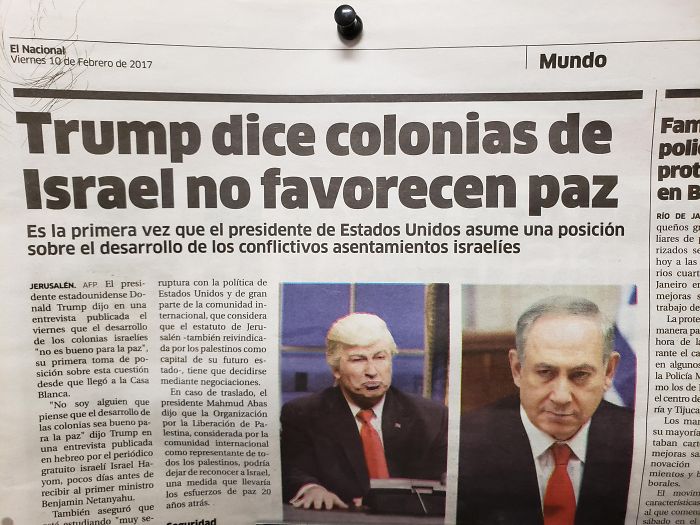 Periódico de República Dominicana usando una imagen de Alec Baldwin como Trump