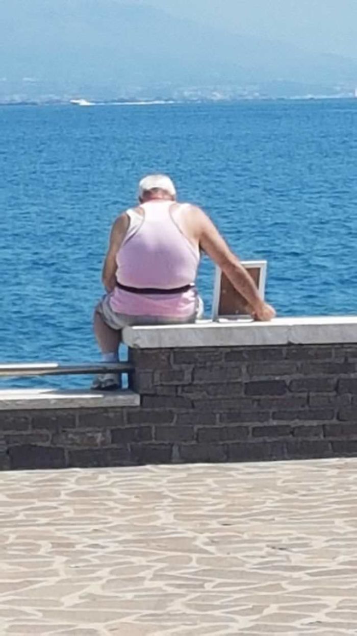 This 72-Year-Old Widower Has Taken His Wife’s Portrait To The Pier Where They Fell In Love Every Morning Since She Died Seven Years Ago