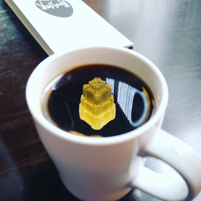 El reflejo de la lámpara en el café hace que parezca un castillo reluciente