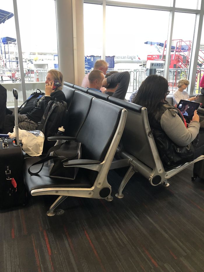 La terminal estaba llena y había gente sentándose en el suelo, mientras esta mujer ocupa 3 asientos para su equipaje